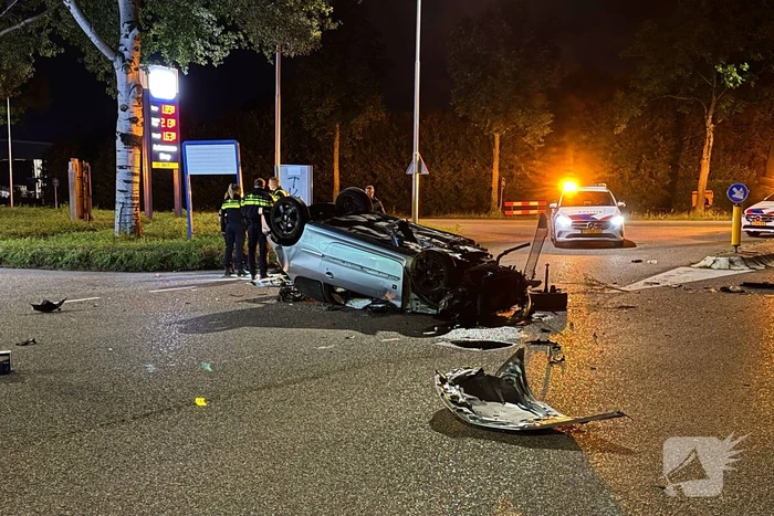 Auto slaat over de Kop, schade aan schakelkast