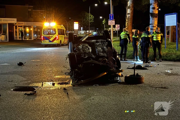 Auto slaat over de Kop, schade aan schakelkast