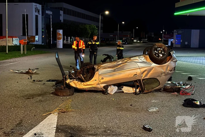 Auto slaat over de Kop, schade aan schakelkast