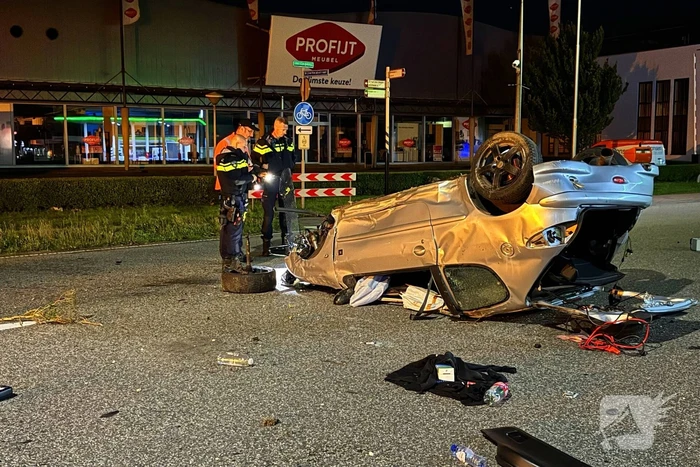 Auto slaat over de Kop, schade aan schakelkast