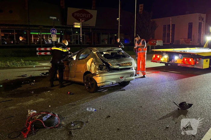 Auto slaat over de Kop, schade aan schakelkast