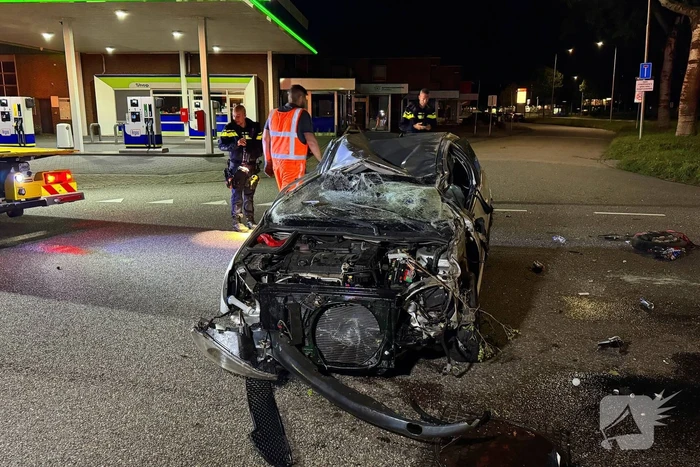 Auto slaat over de Kop, schade aan schakelkast