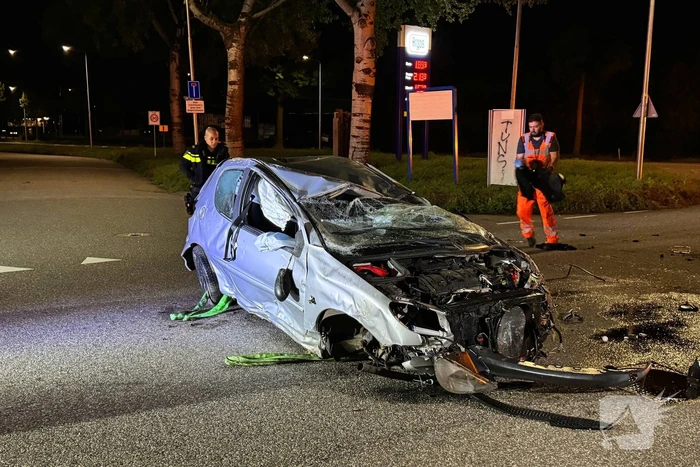 Auto slaat over de Kop, schade aan schakelkast