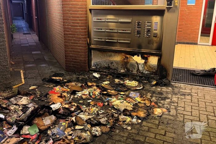 Onbekende oorzaak van brand zorgt voor schade aan portiek