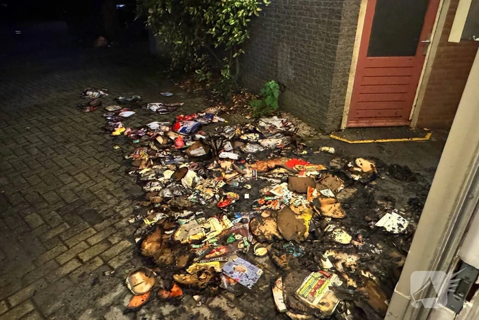 Onbekende oorzaak van brand zorgt voor schade aan portiek