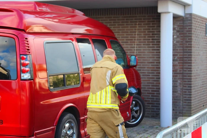 Brandweer controleert geparkeerde bus na eerdere melding gaslucht