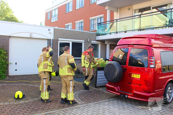 Brandweer controleert geparkeerde bus na eerdere melding gaslucht