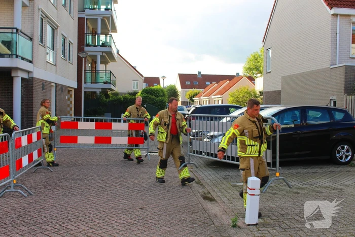 Brandweer controleert geparkeerde bus na eerdere melding gaslucht