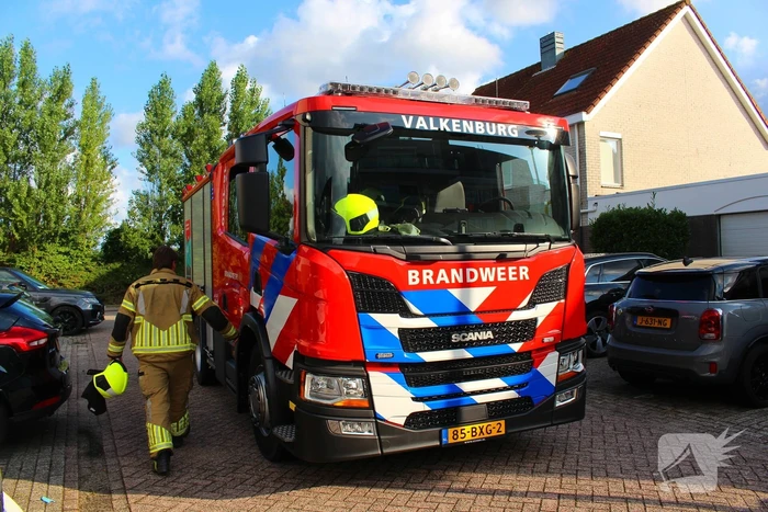 Brandweer controleert geparkeerde bus na eerdere melding gaslucht