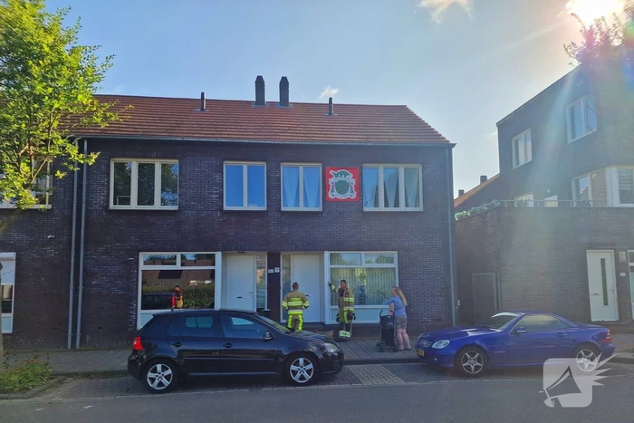 Brandweer verricht metingen bij gaslucht in woning