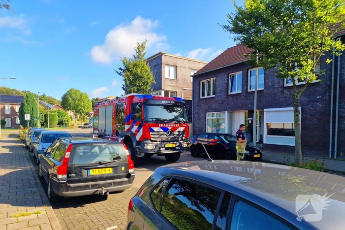 Brandweer verricht metingen bij gaslucht in woning