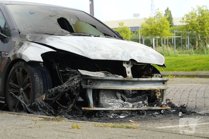 Meerdere voertuigen beschadigd door autobrand