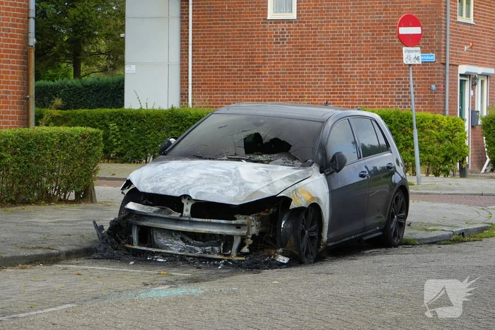 Meerdere voertuigen beschadigd door autobrand