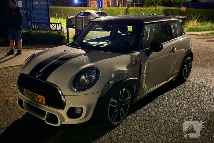 Mini Cooper zwaar beschadigd bij ongeval