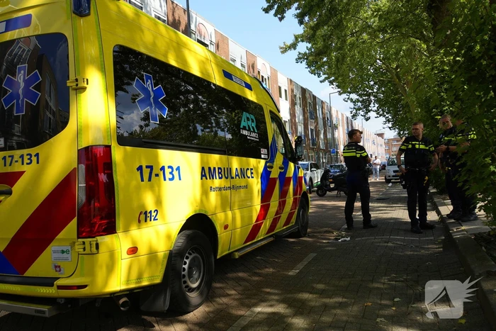 Scooterrijder klapt op openslaand auto portier