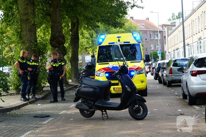 Scooterrijder klapt op openslaand auto portier