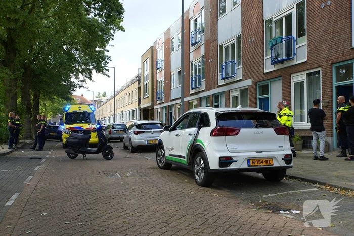 Scooterrijder klapt op openslaand auto portier