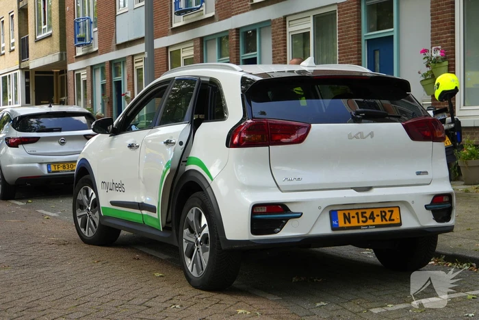 Scooterrijder klapt op openslaand auto portier