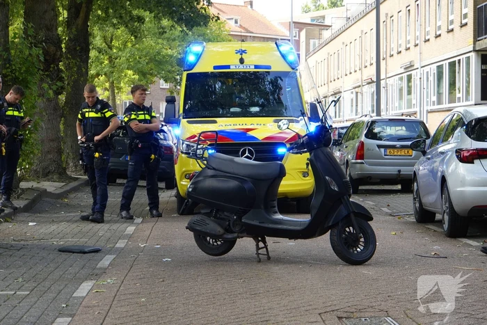 Scooterrijder klapt op openslaand auto portier
