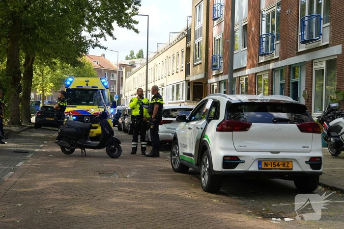 Scooterrijder klapt op openslaand auto portier