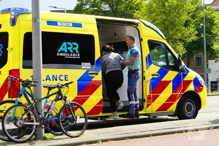 Scooterrijder en mountainbiker frontaal met elkaar in botsing