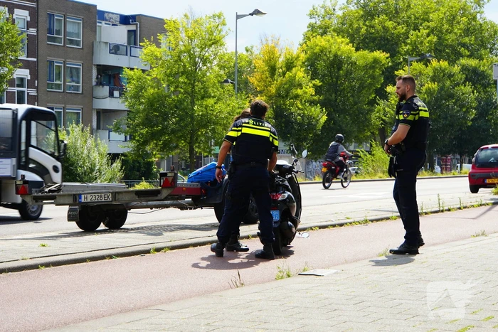 Scooterrijder en mountainbiker frontaal met elkaar in botsing