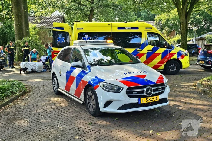 Voetganger aangereden door achteruitrijdende auto