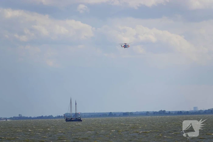 Kustwacht zoekt met helikopter naar drenkeling na omslaan boot