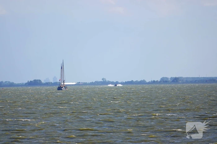 Kustwacht zoekt met helikopter naar drenkeling na omslaan boot