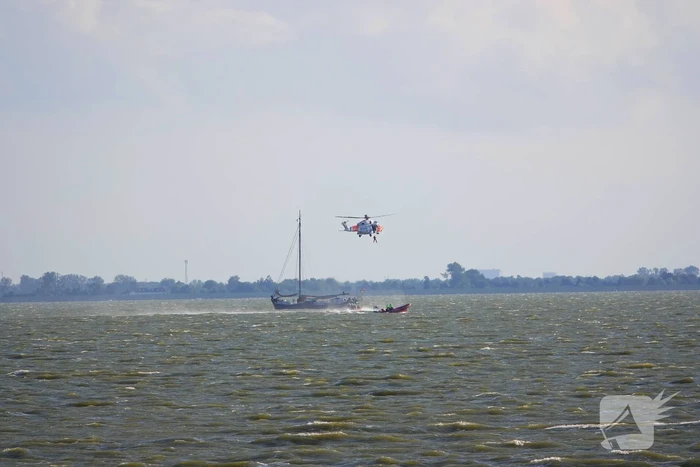 Kustwacht zoekt met helikopter naar drenkeling na omslaan boot