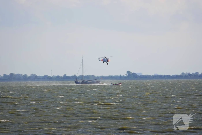 Kustwacht zoekt met helikopter naar drenkeling na omslaan boot