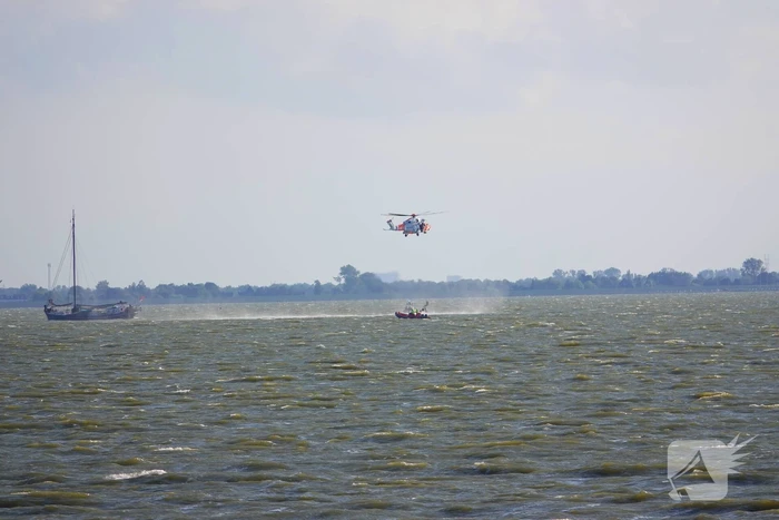 Kustwacht zoekt met helikopter naar drenkeling na omslaan boot