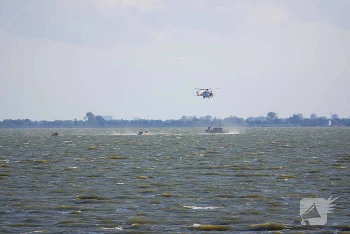 Kustwacht zoekt met helikopter naar drenkeling na omslaan boot
