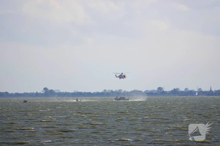 Kustwacht zoekt met helikopter naar drenkeling na omslaan boot