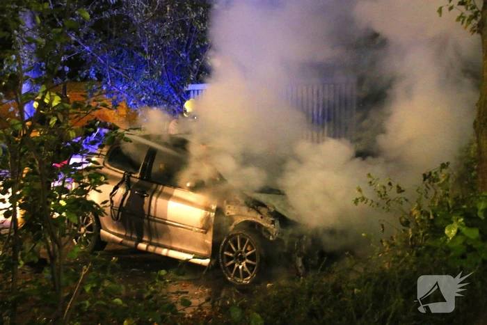Brand in geparkeerde auto: politie onderzoekt mogelijke brandstichting