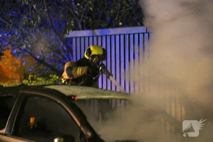 Brand in geparkeerde auto: politie onderzoekt mogelijke brandstichting