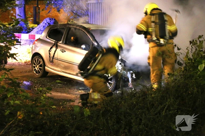 Brand in geparkeerde auto: politie onderzoekt mogelijke brandstichting