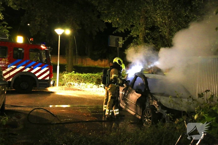 Brand in geparkeerde auto: politie onderzoekt mogelijke brandstichting
