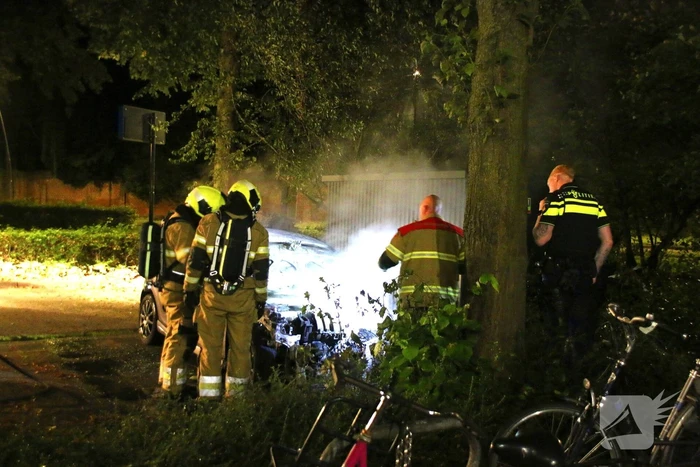 Brand in geparkeerde auto: politie onderzoekt mogelijke brandstichting