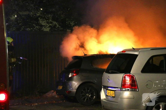 Brand in geparkeerde auto: politie onderzoekt mogelijke brandstichting