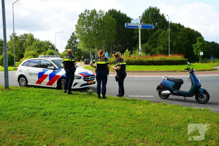 Ongeval met scooter op rontonde