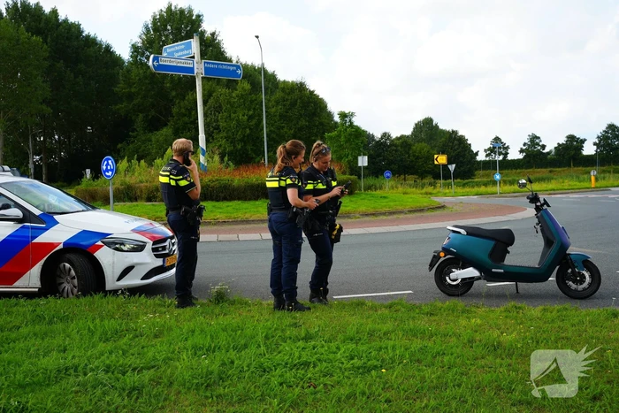 Ongeval met scooter op rontonde