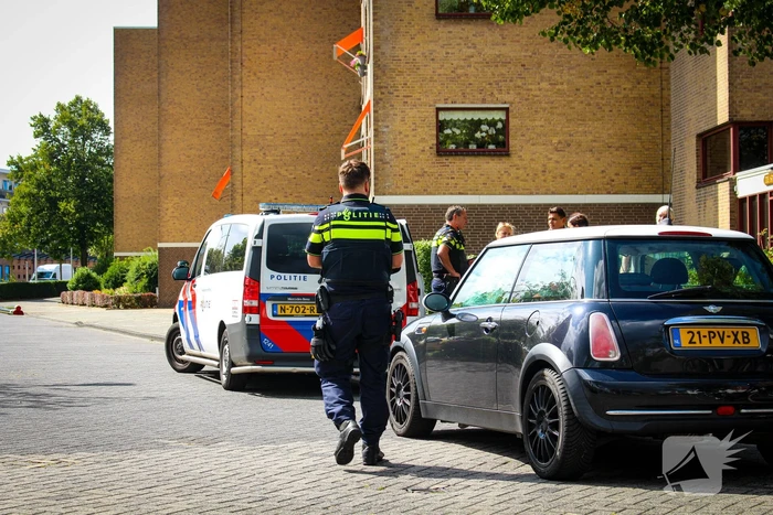 Fietser komt op voorruit terecht