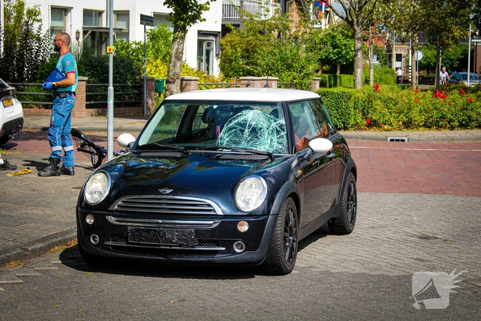 Fietser komt op voorruit terecht
