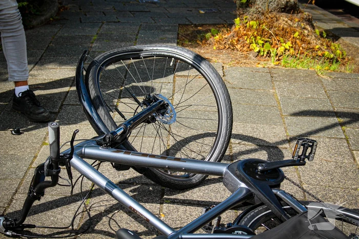 Fietser komt op voorruit terecht