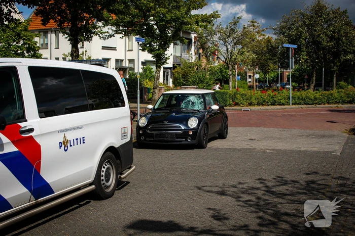 Fietser komt op voorruit terecht