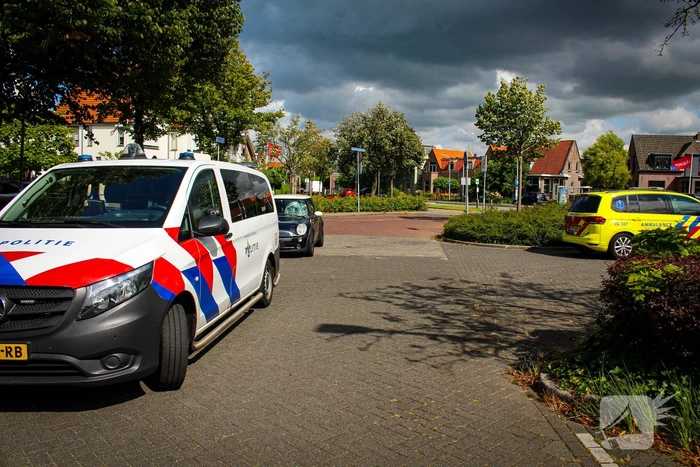 Fietser komt op voorruit terecht
