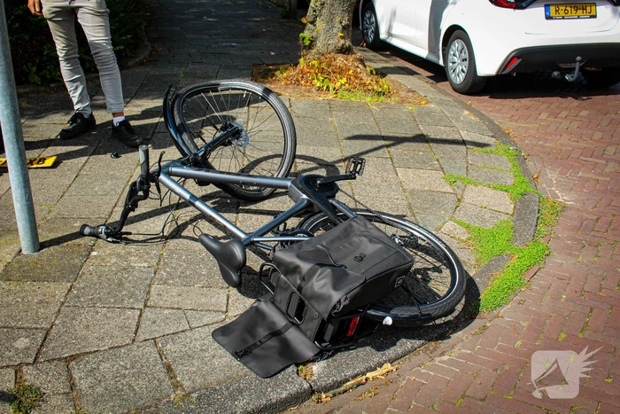 Fietser komt op voorruit terecht