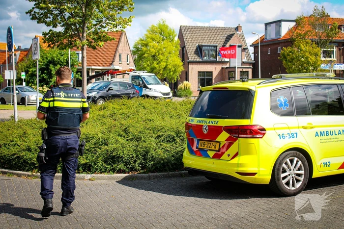 Fietser komt op voorruit terecht