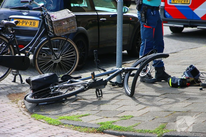 Fietser komt op voorruit terecht
